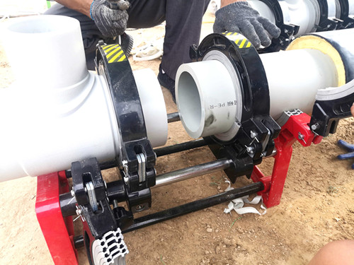 第二步將需要焊接的接頭固定在另一側(cè) 與管體接口平型垂直對齊